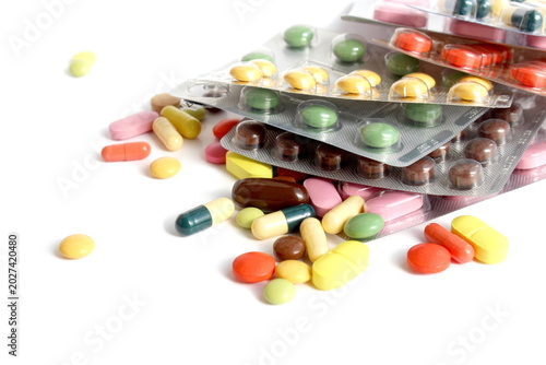 Foto On a white background there are many brightly colored medicines, tablets and capsules