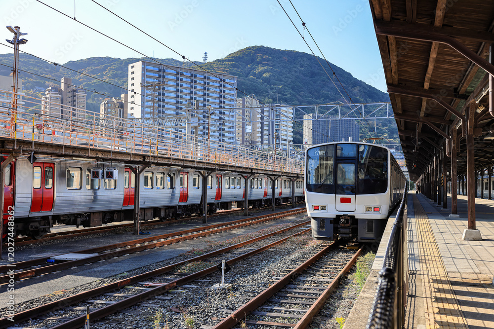 Obraz premium Train approached the platform to take up passengers at Mojiko Station.
