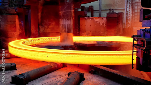Foto Metallurgical process forging steel rings for wind turbines