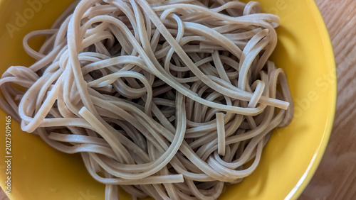 Valokuva 黄色い皿にゆでた蕎麦