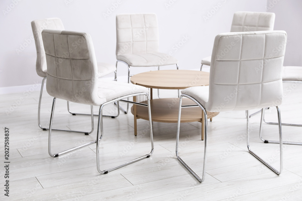 Obraz premium Stylish light gray chairs and wooden table indoors