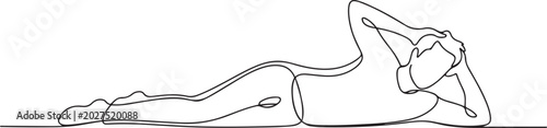 Foto man lies on the ground stroking his hair