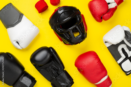 фотографія Boxing helmet and gloves on color background, top view.