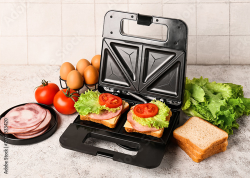 Electric sandwich maker wit...