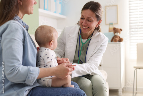 Fotografie Mother with her baby having appointment with pediatrician in hospital, closeup