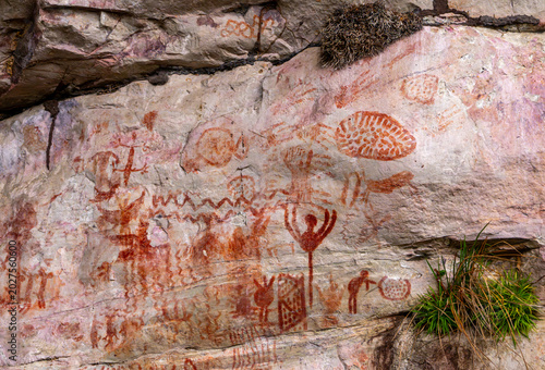 Foto Ancient pictographs on rocky surface showcasing red hues and distinct patterns