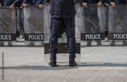 Riot police control the crowd refresher training in accordance with the public assembly control Act.