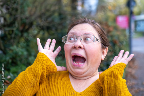Obraz na płótnie Close-up middle-aged woman with shocked and astonished expression, wide eyes and