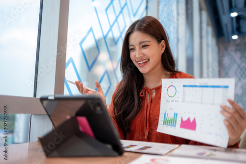 Fotografía Businesswoman presenting data charts during video call meeting