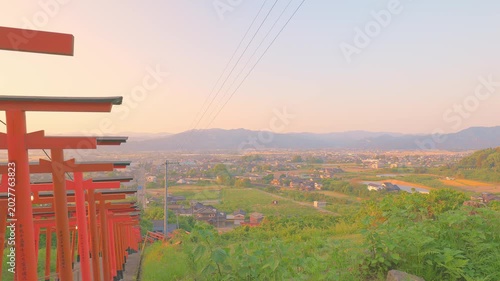 夕暮れ時に広がる連なる朱色の鳥居と筑後平野のパノラマ絶景（福岡県うきは市・浮羽稲荷神社）
