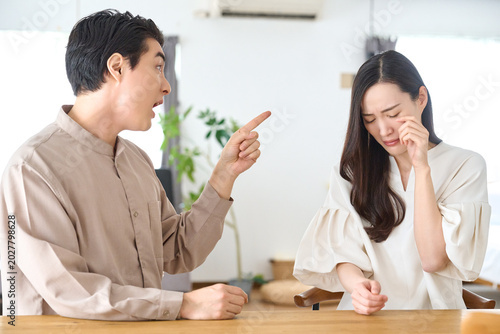 Tableau sur toile 夫婦の口論・モラハラに泣く妻　DV