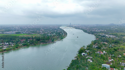 Foto Hue City, Central Vietnam – 4K Aerial Drone View of Perfume River, Urban Skyline