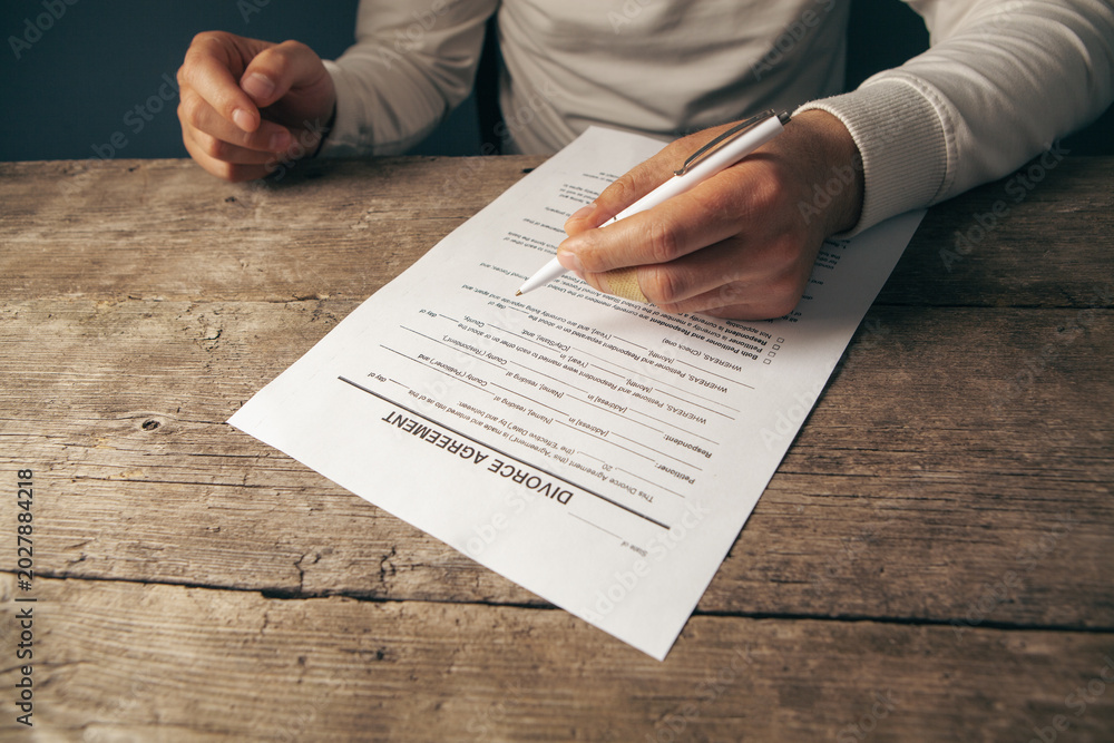 Naklejka premium a man signs a divorce document