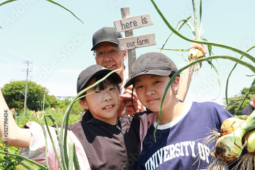 畑でお手伝いする姉妹