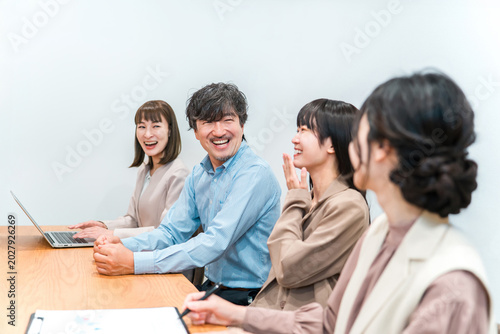 Obraz na płótnie Businessmen, male and female, having a meeting in a conference room (interview,