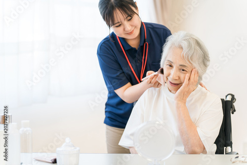 Senior women receiving beauty treatments, home-visit beauty services, and makeup therapy at nursing care facilities.