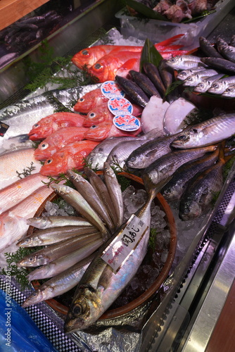 Quadro em tela Fresh Fish and Seafood Display on Ice at Japanese Market