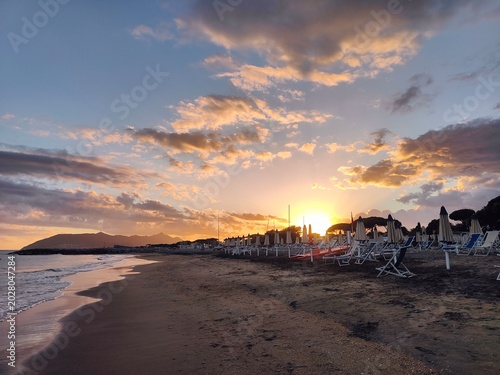 Foto Terracina Beach Sunset Dramatic Clouds Sunbeds Umbrellas Naples Italy