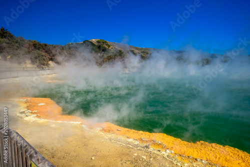 Cuadro en lienzo Wai-o-tapu champagne pool bubbling geothermal hot spring