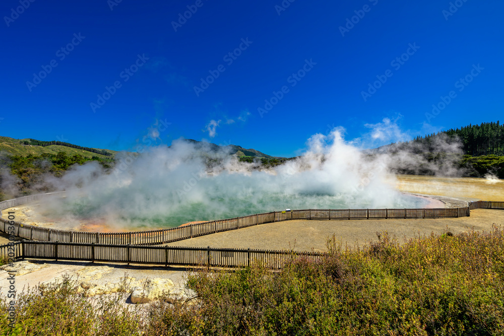 Fototapeta premium Champagne pool hot spring in wai-o-tapu geothermal park