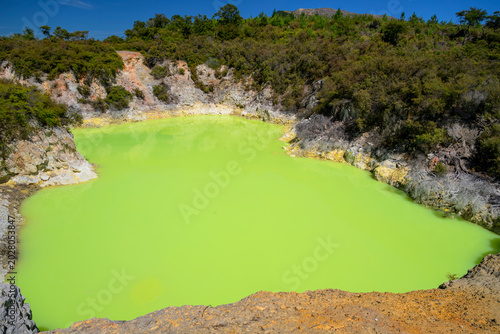 Devil's bath wai-o-tapu geothermal lime green lake