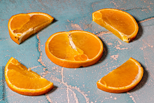Frische orangenscheiben auf einem Marmor Hintergrund