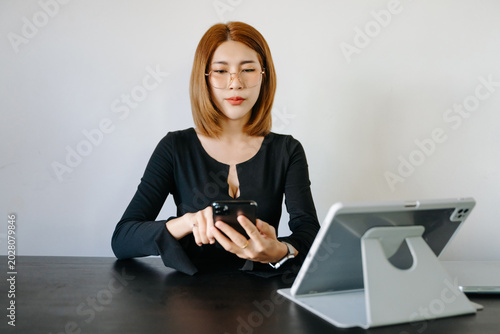 Obraz na plátne Businesswoman hand working digital marketing media in virtual screen with mobile