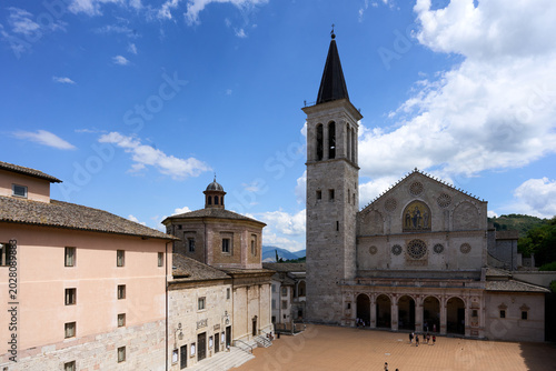 Foto Spoleto cathedral piazza duomo with historic romanesque architecture