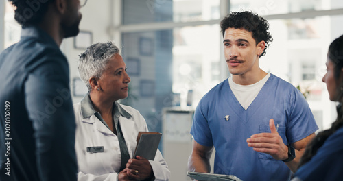 Foto Medical, discussion or people in lobby with tablet, group insight or patient review for treatment plan