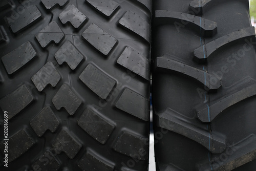 Foto Close up of rugged tire tread on twin tires, highlighting pattern, rubber textur