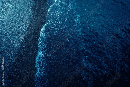 Schilderij op canvas Dark blue pebble coast line
