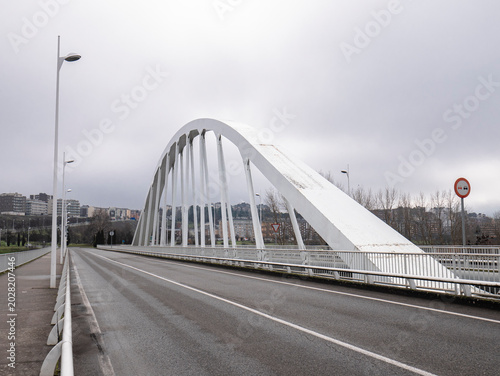 Foto The Centenary Bridge located in the city of Ponferrada is a viaduct that crosses