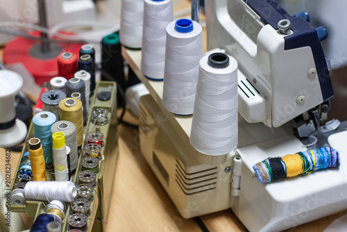 Schilderij op canvas close up sewing machine and spools of thread