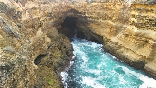 Bild auf Leinwand Thunder Cave and Mutton Bird Island, Great Ocean Road, Port Campbell, Victoria,
