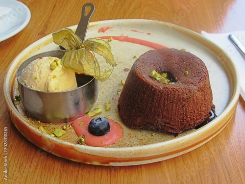 sofia, bulgarien - kleines törtchen mit einer kugel vanilleeis