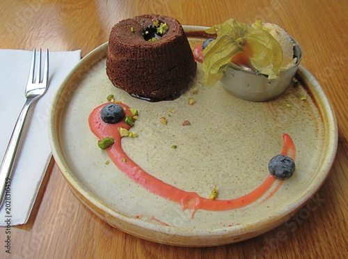 kleines törtchen mit einer kugel vanilleeis