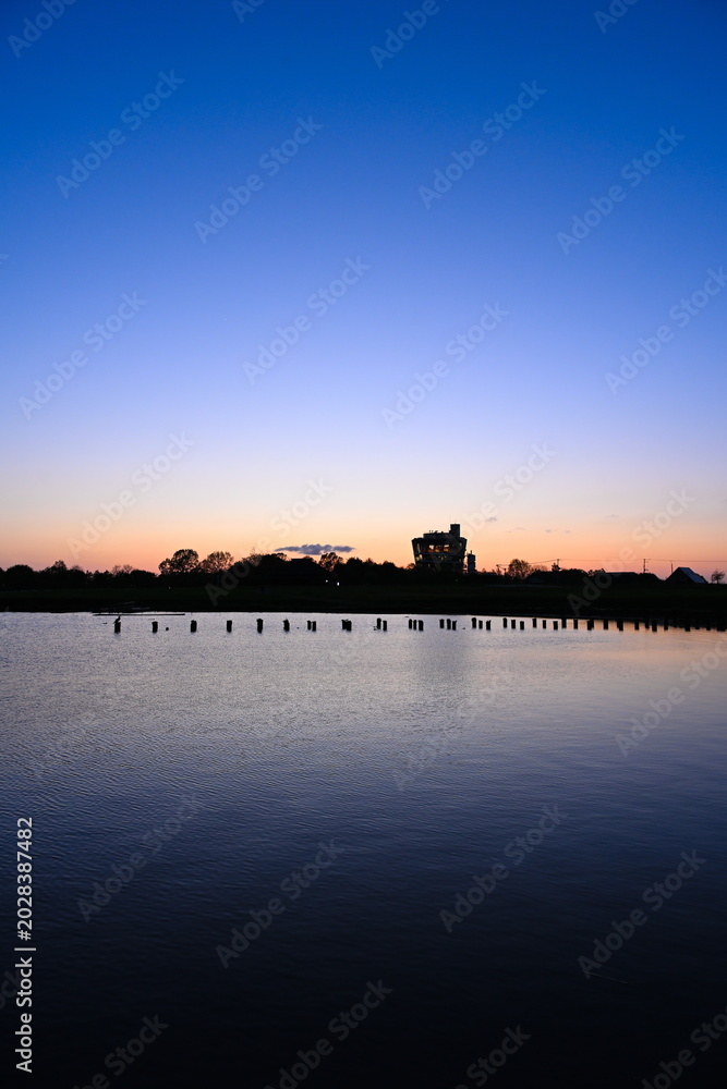 Fototapeta premium 夕暮れの福島潟とビュー福島潟（新潟県新潟市北区）