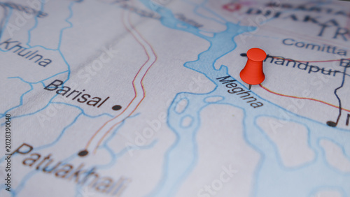 Foto Close-up of a Map with a Red Pin on New Moore Island, India - Navigation and Exp