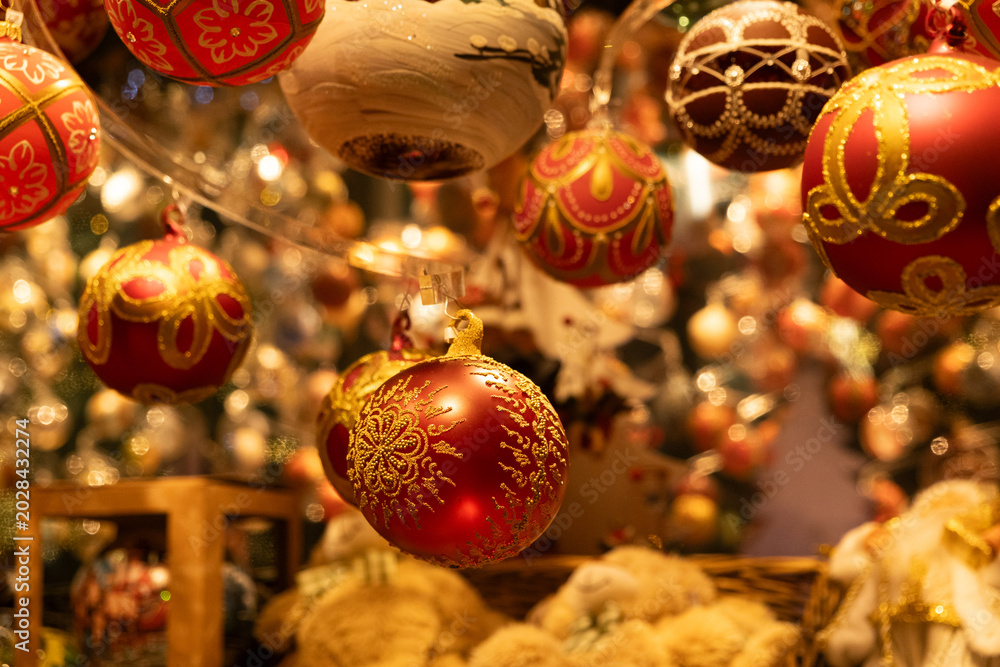 Obraz premium Beautiful Christmas baubles with traditional ornaments, cozy and warm Christmas card