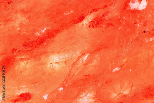 Foto Himalayan salt block closeup texture with mineral crystals and natural abstract stone pattern