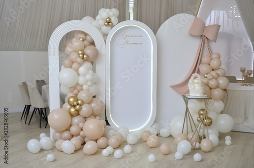 glossy photo zone in latte color with a luminous oval arch