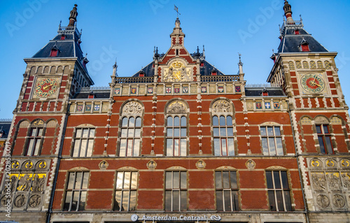 Foto Majesté architecturale sous ciel clair
