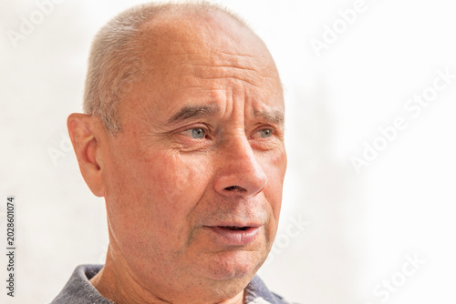 Bild auf Leinwand Close up senior man 60-65 years old looking confused, expressing bewilderment, h