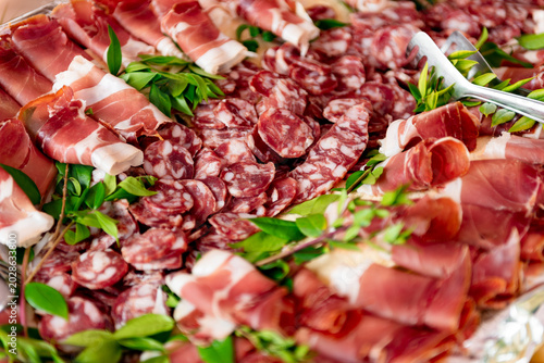 Foto Buffet con salame e prosciutto crudo, antipasti italiani
