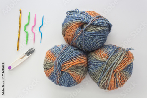 Photos Colorful yarn balls on white background, top view