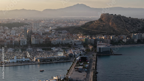 Panorámica escénica de Alicante y su Puerto Deportivo