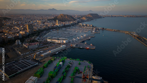 Panorámica escénica de Alicante y su Puerto Deportivo