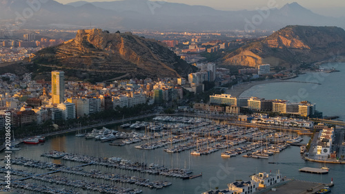 Sol al atardecer sobre Alicante , panorámica aérea escénica