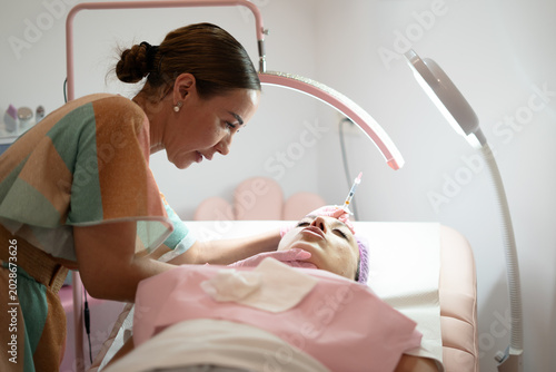 Foto Practicing aesthetic medicine, performing facial filler injection