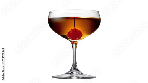 Photos Amber cocktail with maraschino cherry in coupe glass, isolated on transparent ba